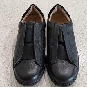 Vionic Black Leather Men’s Slip-on Flats